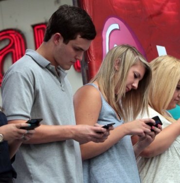 İngiltere’de ebeveynlerin akıllı telefon karşıtı hareketi büyüyor: Gençlerin ruh sağlığı bozuk