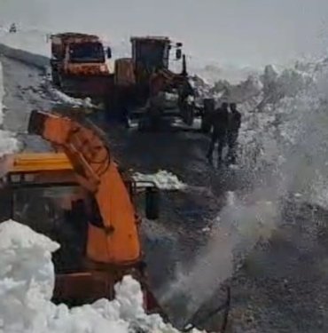 Yol 3 aydır kapalıydı: Van-Bahçesaray kara yolunda ekiplerin karla mücadelesi