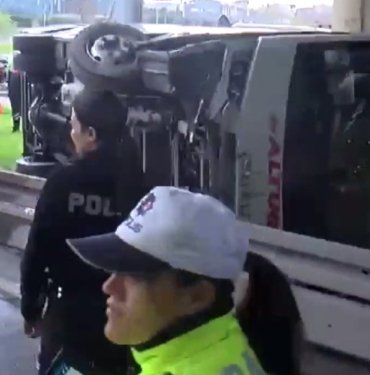 SON DAKİKA HABERİ: Polisleri taşıyan servis aracı yoldan çıktı: Yaralılar var