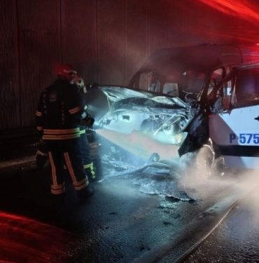 Seyir halindeki servis alev aldı: Karayolu duman altında kaldı