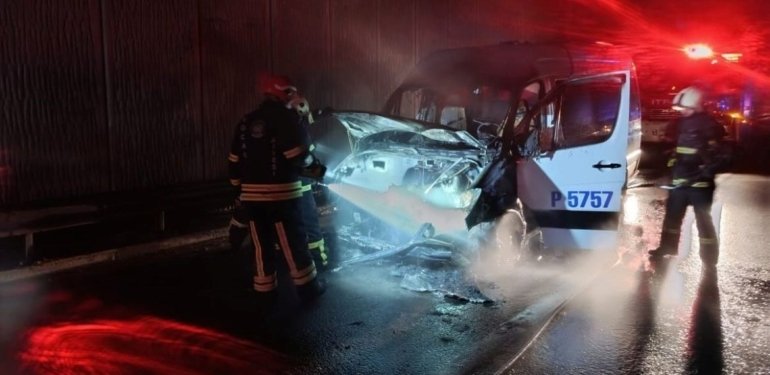 Seyir halindeki servis alev aldı: Karayolu duman altında kaldı