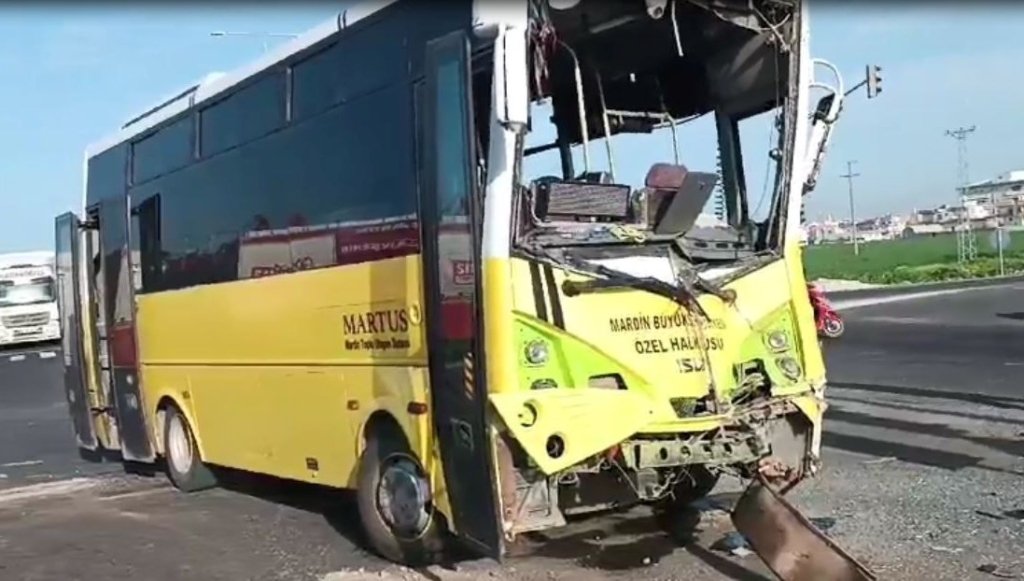 Mardin’de midibüs ile TIR çarpıştı: 18 yaralı