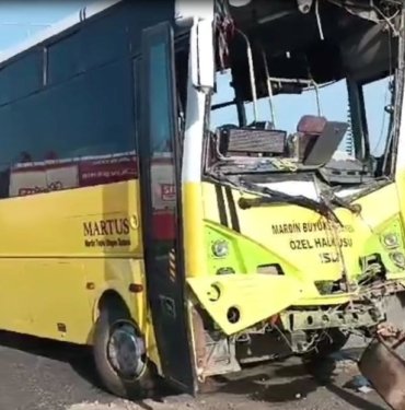 Mardin’de midibüs ile TIR çarpıştı: 18 yaralı