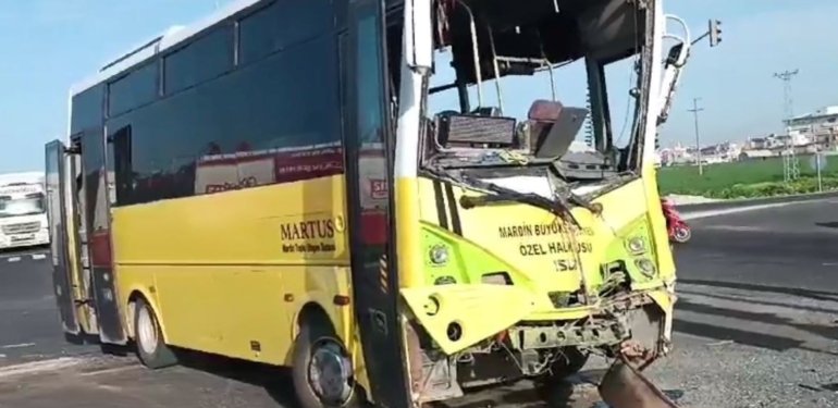 Mardin’de midibüs ile TIR çarpıştı: 18 yaralı