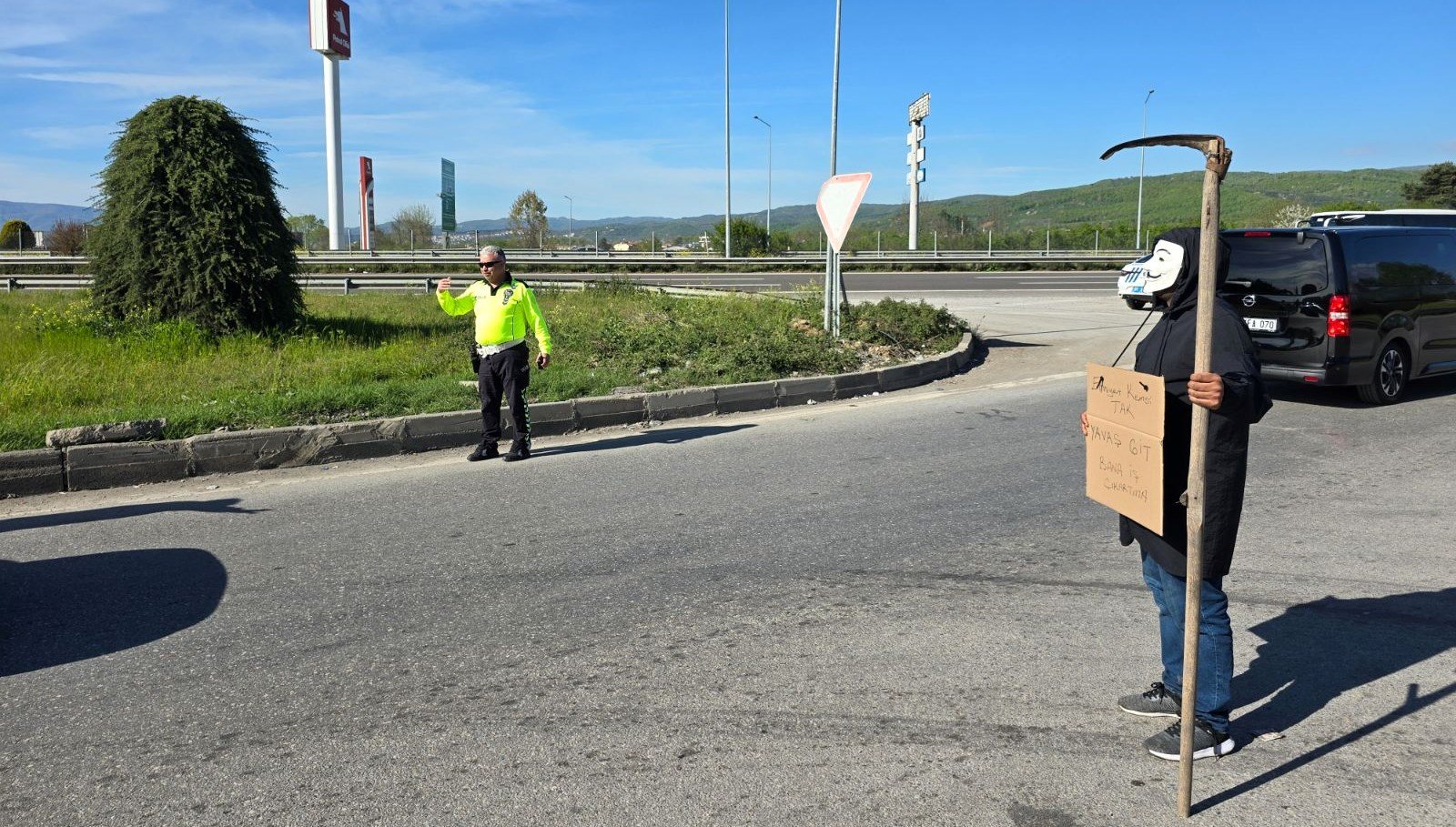 Azrail trafikte: Maske takıp “Bana iş çıkarmayın” pankartı ile sürücüleri uyardı