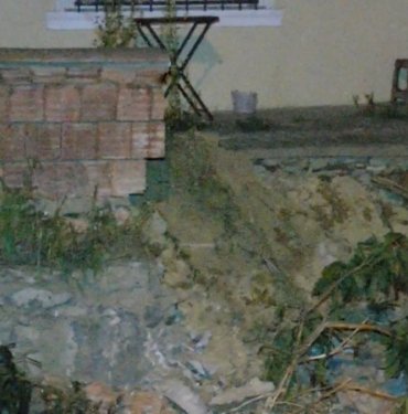 İnşaatın temel kazısında yan binanın istinat duvarı çöktü