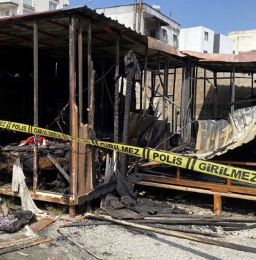 Depremzedelerin konteyneri yandı