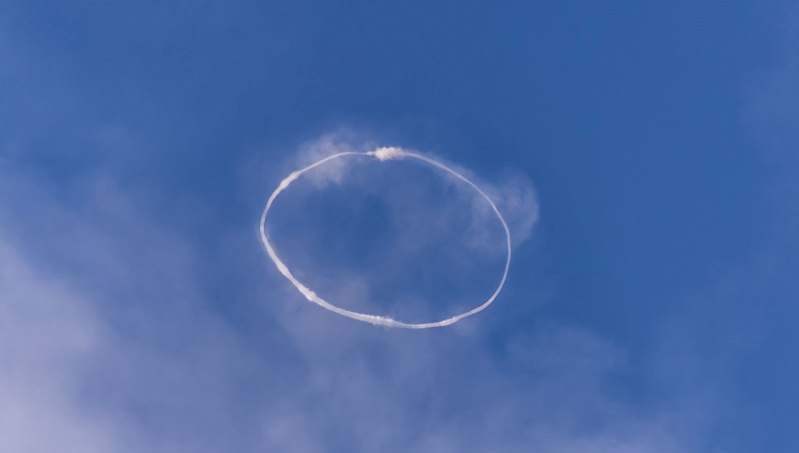 Etna Yanardağı’nda hareket: Halka şeklinde duman püskürttü