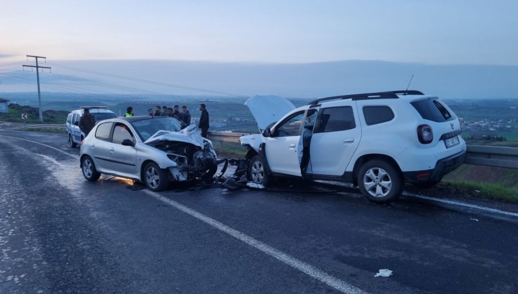 Diyarbakır’da 2 otomobil kafa kafaya çarpıştı: 9 yaralı