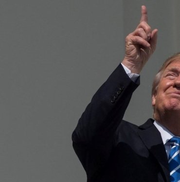 Clinton’dan Güneş tutulması uyarısı: Trump’ı hatırlattı