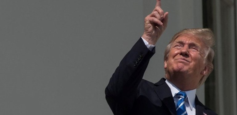 Clinton’dan Güneş tutulması uyarısı: Trump’ı hatırlattı