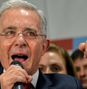 Eski Kolombiya Cumhurbaşkanı Uribe’ye “sahtekarlık” suçlaması | Hakim karşısına çıkacak