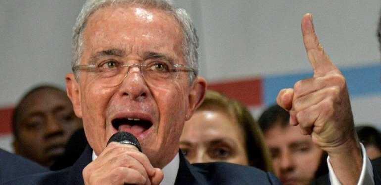 Eski Kolombiya Cumhurbaşkanı Uribe’ye “sahtekarlık” suçlaması | Hakim karşısına çıkacak