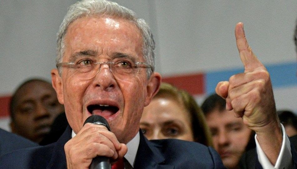 Eski Kolombiya Cumhurbaşkanı Uribe’ye “sahtekarlık” suçlaması | Hakim karşısına çıkacak