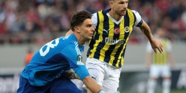 Dzeko ile Yunan taraftarlar arasında gerilim! Fenerbahçe formasındaki Türk bayrağını gösterince tepki büyüdü