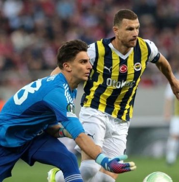 Dzeko ile Yunan taraftarlar arasında gerilim! Fenerbahçe formasındaki Türk bayrağını gösterince tepki büyüdü