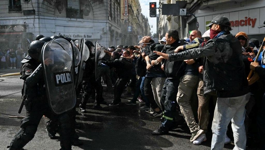 Arjantin’de hükümet karşıtı protestolarda 12 kişi gözaltına alındı