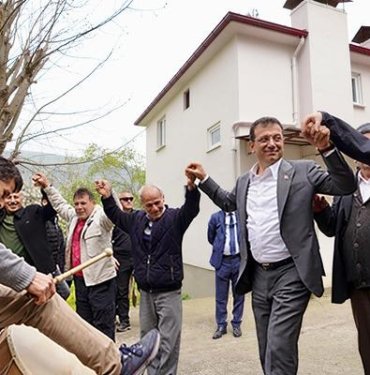Horon tepip bayramlaşan İmamoğlu iddialı konuştu: Hizmette beni geçecek adam doğmadı kardeşim!