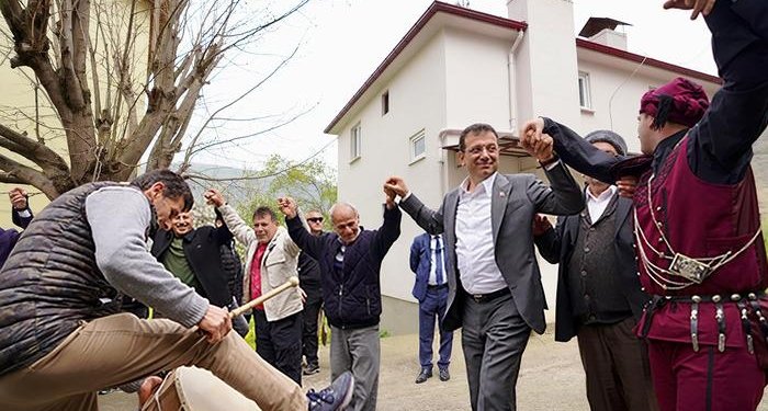 Horon tepip bayramlaşan İmamoğlu iddialı konuştu: Hizmette beni geçecek adam doğmadı kardeşim!
