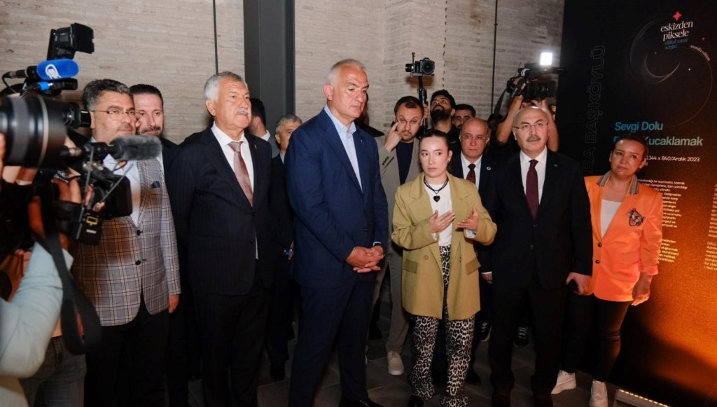Bakan Ersoy, Adana’da açılan sergileri gezdi