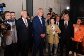 Bakan Ersoy, Adana’da açılan sergileri gezdi
