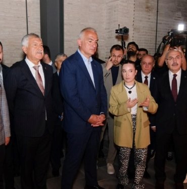 Bakan Ersoy, Adana’da açılan sergileri gezdi
