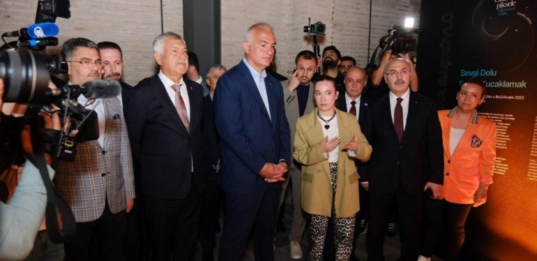 Bakan Ersoy, Adana’da açılan sergileri gezdi