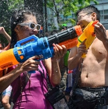 Tayland’da su festivali renkli görüntülere sahne oldu