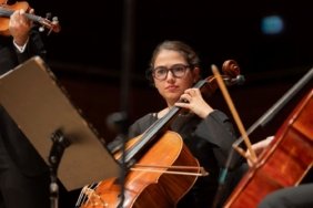 İtalya’da klasik müzik konserlerinde türkü söyleyen kız