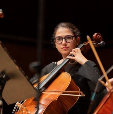 İtalya’da klasik müzik konserlerinde türkü söyleyen kız