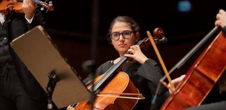 İtalya’da klasik müzik konserlerinde türkü söyleyen kız