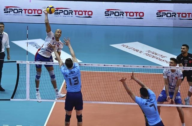 Halkbank, Efeler Ligi’nde şampiyon oldu!