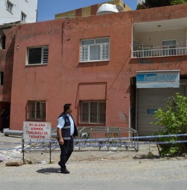 Evin üzerine istinat duvarı çöktü