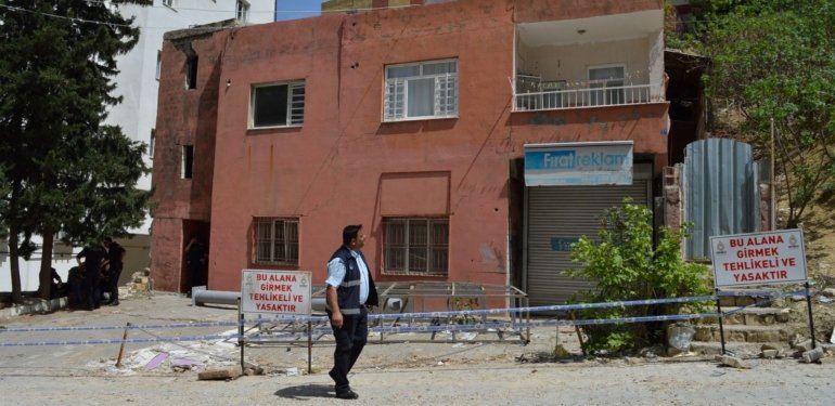 Evin üzerine istinat duvarı çöktü