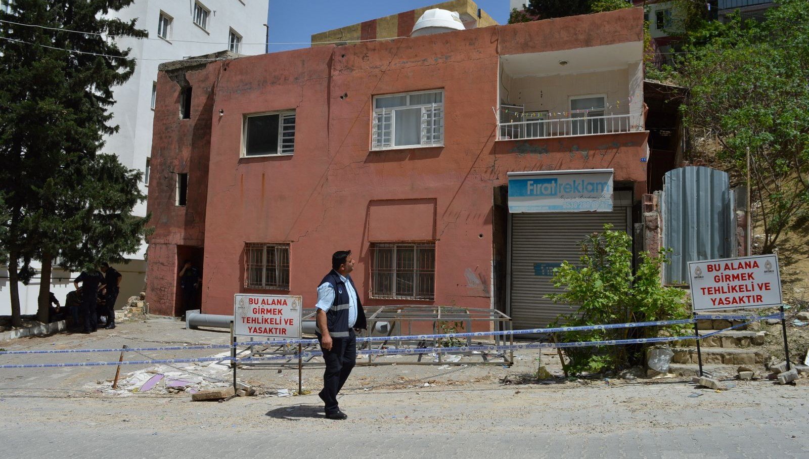 Evin üzerine istinat duvarı çöktü
