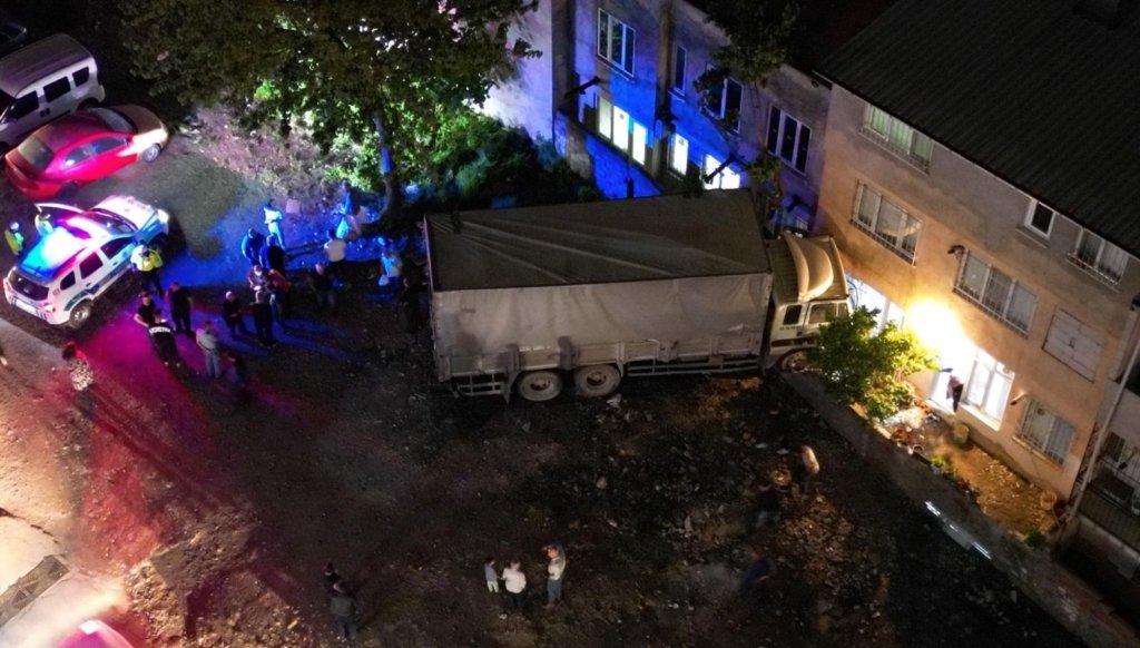 Bursa’da faciadan kıl payı dönüldü: Freni boşalan kamyon eve girdi