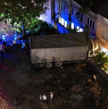 Bursa’da faciadan kıl payı dönüldü: Freni boşalan kamyon eve girdi