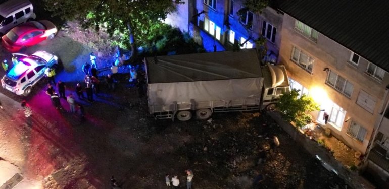 Bursa’da faciadan kıl payı dönüldü: Freni boşalan kamyon eve girdi
