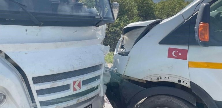 Okul servisi kaza yaptı: 9 öğrenci yaralı