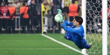 Tam 3 penaltı kurtaran Olympiakos kalecisi Konstantinos Tzolakis