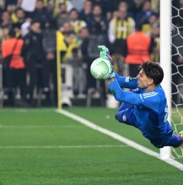 Tam 3 penaltı kurtaran Olympiakos kalecisi Konstantinos Tzolakis