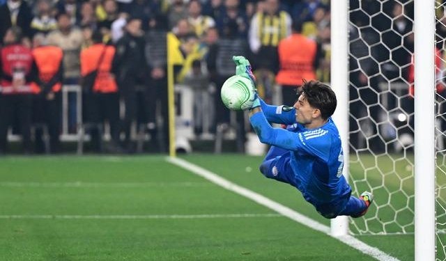 Tam 3 penaltı kurtaran Olympiakos kalecisi Konstantinos Tzolakis
