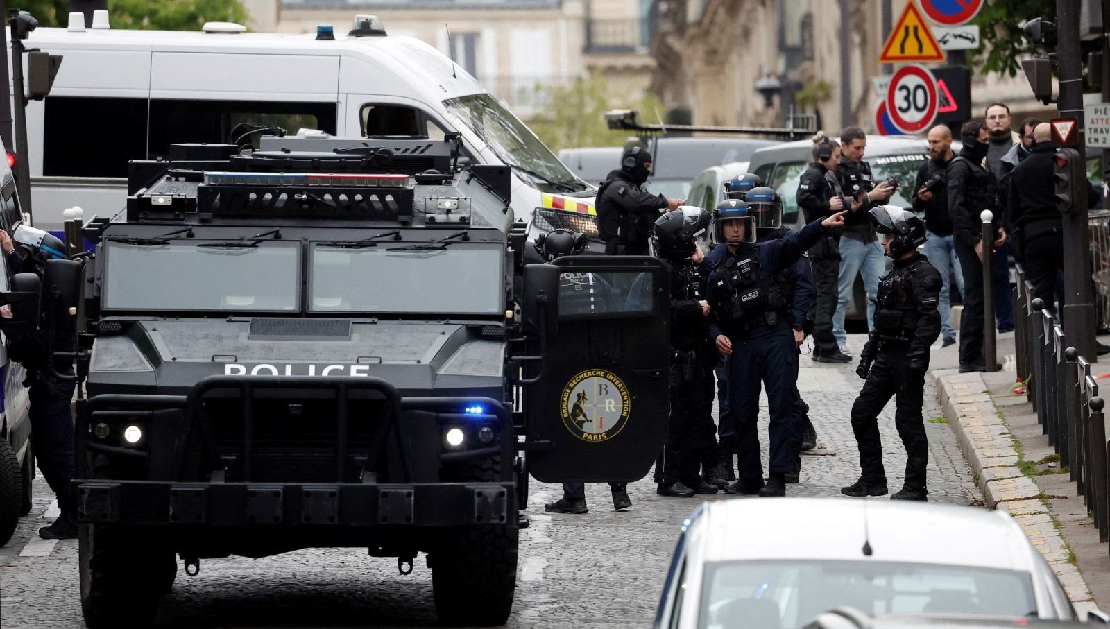 Paris’teki İran Konsolosluğu’nda canlı bomba alarmı