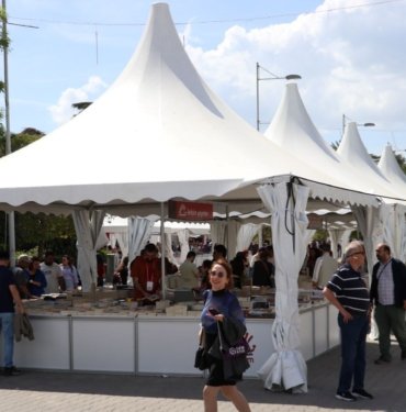 İzmir Kitap Fuarı kapılarını açtı