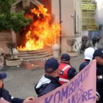 Arnavutluk’ta protesto: Tiran belediye binası ateşe verildi