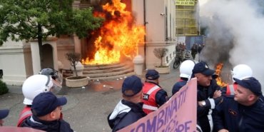 Arnavutluk’ta protesto: Tiran belediye binası ateşe verildi