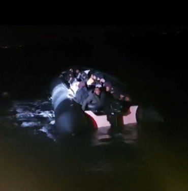 Karaburun açıklarında 38 düzensiz göçmen kurtarıldı