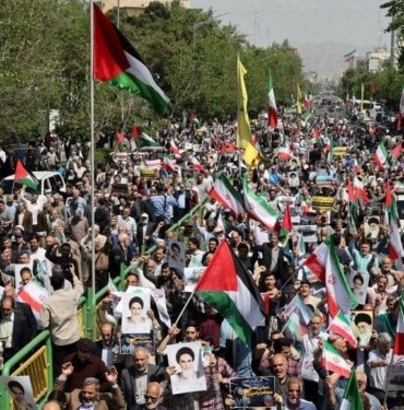 Tahran’da yüzlerce kişi İsrail saldırısını protesto etti