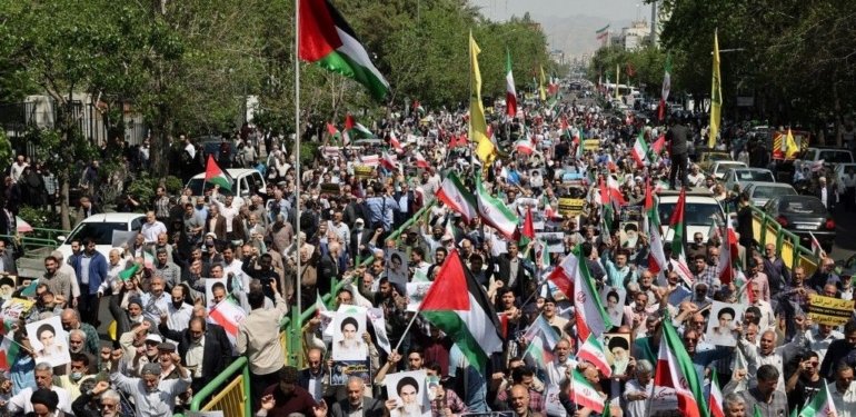 Tahran’da yüzlerce kişi İsrail saldırısını protesto etti