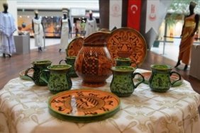 Kütahya’da Frig desenlerinin kıyafet, çini ve seramiklere işlendiği sergi açıldı